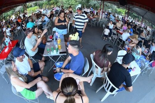 Entretenimento. Na área coberta do Clube de Campo, metalúrgicos, familiares e amigos curtiram as atrações musicais