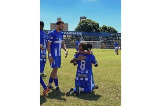 Comemoração. Jogadores da Matonense se abraçam após o gol da virada