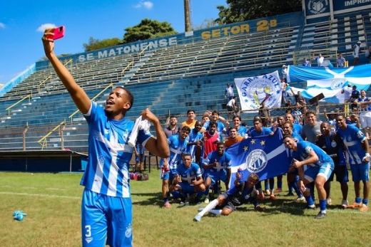 Comemoração no "Ferreirão". Jogadores e comissão técnica celebraram a vitória em casa junto com a torcida