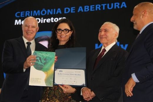 Herculano Passos, Kelly Diniz e Michel Temer. Empresária foi reconhecida pelos serviços prestados à sociedade paulista e pela trajetória marcada por dedicação, competência e compromisso