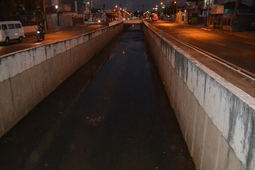 Mulher se joga no rio para fugir de agressões