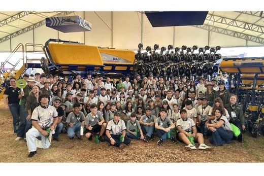 Na Agrishow. Alunos conheceram inovações tecnológicas, equipamentos e soluções voltadas ao agronegócio, em visita ao estande da Marchesan