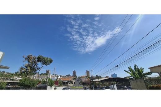 Nesta segunda-feira (4), o dia será de sol, com aumento de nuvens a partir da tarde