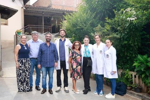 Médicos, enfermeiros, agentes comunitários de saúde e agentes de combate às endemias vão até as residências das pessoas para tratar e orientar sobre saúde preventiva