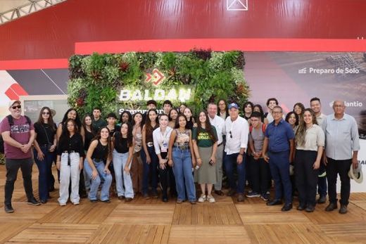 Jovens parlamentares da 6ª turma do Parlamento Jovem Matão no estande da Baldan