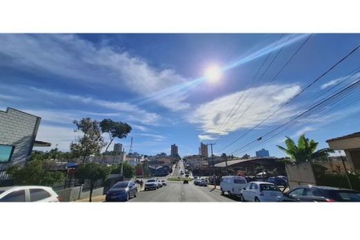Nesta segunda-feira (11), o tempo permanece com sol entre muitas nuvens e períodos de céu nublado