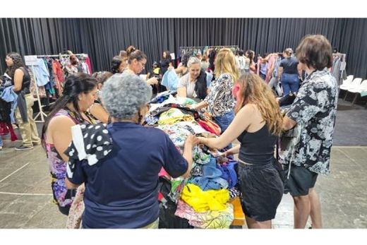 Tradicional. Bazar Solidário oferece roupas, calçados e acessórios a preços populares para a população