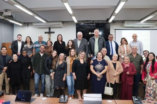 Homenagem foi concedida por meio do Requerimento nº 284/2026, de autoria do vereador Policial Carmo