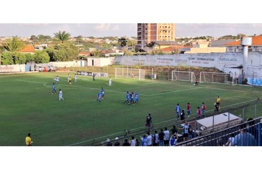 Momento marcante. Leander comemorou seu primeiro gol como profissional