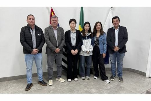 No gabinete do prefeito. Roni Rodrigues, Cido Ferrari, Chen Ruifang, Lin Ling, Liu Chen e Diego Mingorance