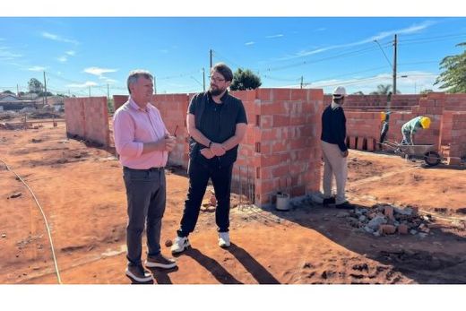 No local. Cido Ferrari e Willian Bassi fizeram visita técnica à obra da nova creche, projetada para atender até 376 crianças de 0 a 6 anos