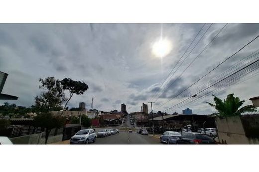 Nesta segunda-feira (18), o dia será de sol entre muitas nuvens, com previsão de pancadas de chuva durante a tarde e à noite