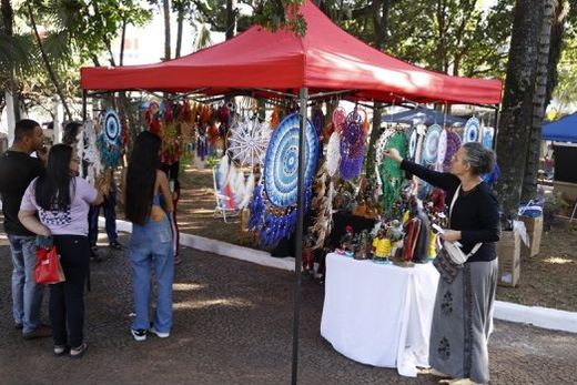 Feira acontece em frente à Igreja Matriz, na Praça Central