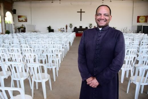 Padre Fábio Rogério Timóteo. "A partir da próxima sexta-feira (29) começará o nosso Arraial da Paz"