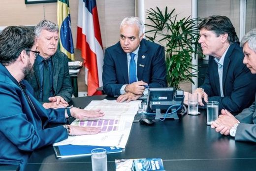 Com o mapa na mesa. Willian Bassi, Cido Ferrari, ministro Antonio Vladimir Moura Lima, deputado Baleia Rossi e Sebastião Moreira