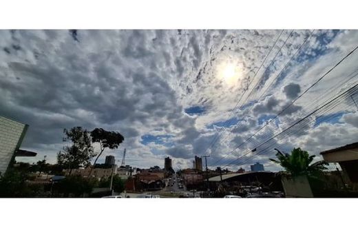 Nesta segunda-feira (25), o tempo será de sol com muitas nuvens e pancadas de chuva previstas para a tarde e a noite