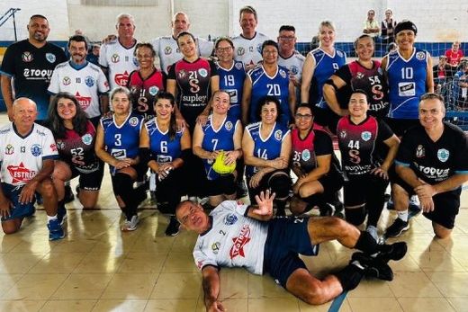 Jogadores e comissão técnica. Vitórias dos times masculino acima de 55 anos e feminino com mais de 45 e 55 anos