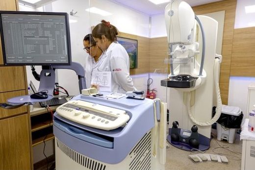 Estrutura moderna. Carreta é altamente equipada e integrada por médicos especialistas, enfermeiros e técnicos