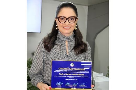 Com o título em mãos. Kelly Diniz Bicalho foi homenageada por sua contribuição ao desenvolvimento econômico e social da cidade