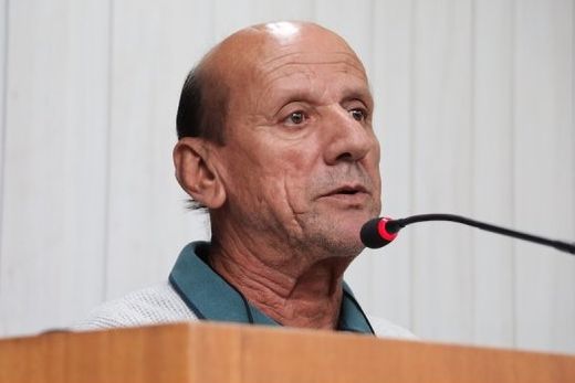 Luiz Manzini. "Uma pessoa doente ficar tanto tempo esperando medicamento é desumano"