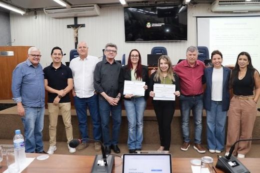 A entrega da homenagem. Ademir de Souza, Roberto Hiro, China Calabres, Cidinho, Marta de Almeida, Márcia Ferrari, Cido Ferrari, Fabiana Scardoelli e Ana Mondini