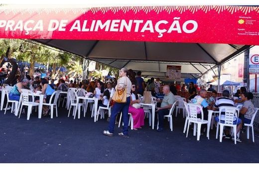 Instalada na Rua Rui Barbosa, em frente à Praça Central, a estrutura foi planejada para oferecer mais comodidade ao público
