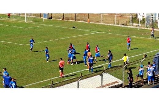 Comemoração. Cauê recebeu abraços da equipe após o gol do empate