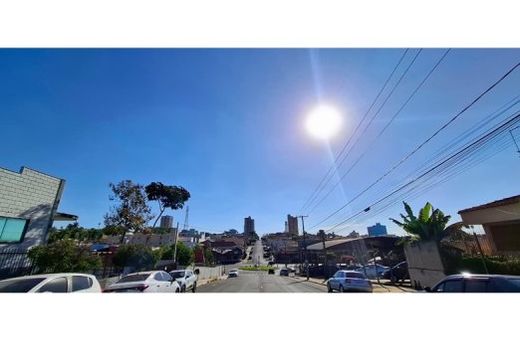 Nesta segunda-feira (8), o dia será de sol entre muitas nuvens e períodos de céu nublado