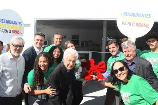 Na porta do refeitório. Entre alunos, Charles Okama, Isabella Callegari, Júnior Mariotti, Silmário Batista, Arlindo Chinaglia, Leonardo Barchini, Cido Ferrari e Márcia Lia