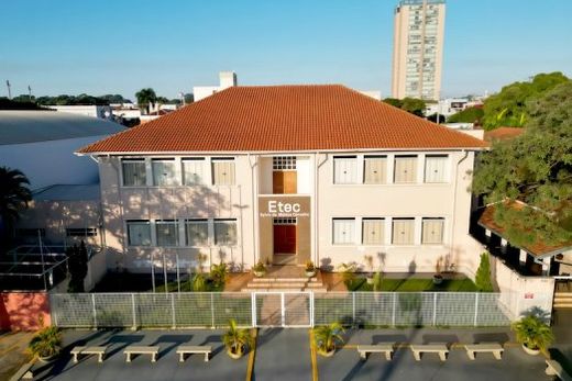 A fachada da Etec-Matão. Instituição de ensino forma profissionais de Matão e região há quatro décadas