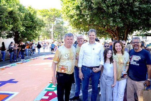 Interação. Haddad conversou com moradores, acompanhou as celebrações e conheceu um pouco mais sobre a história da festa