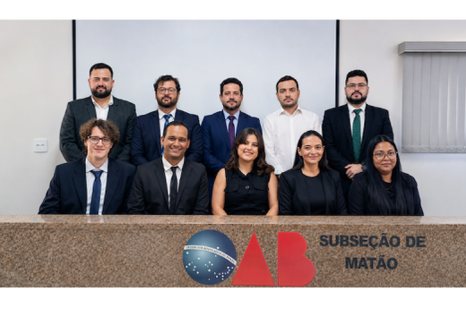 Na OAB-Matão. Em pé, Neto Bernardi, Danilo Assunção, Fábio Alberto, Hugo Victuri e Geovanni dos Santos; sentados, os novos advogados Guilherme Martins, Fábio Veloso, Gabriella Vizicati, Denise Cardoso