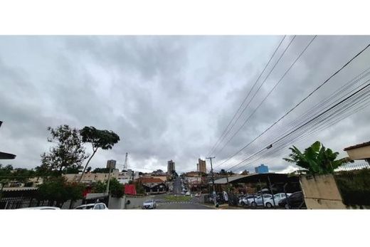 Nesta segunda-feira (15), o dia será de sol entre algumas nuvens, com possibilidade de chuva rápida durante o dia e à noite