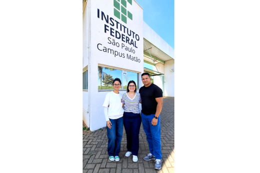 Júlia Santos e Leandro da Silva, com Natália Victuri (centro). Conquista reafirma o compromisso do IFSP-Matão em democratizar o acesso a oportunidades globais