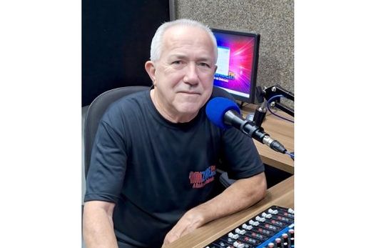 Benê Fernandes. No ar de segunda-feira a sábado, das 5 horas ao meio-dia, na Rádio Amizade FM