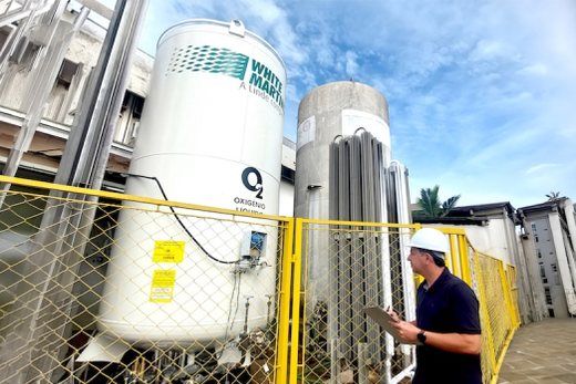 O engenheiro Jonas Contarim verifica capacidade. Ampliação reduz a dependência operacional, melhora a autonomia e aumenta a segurança no fornecimento de oxigênio