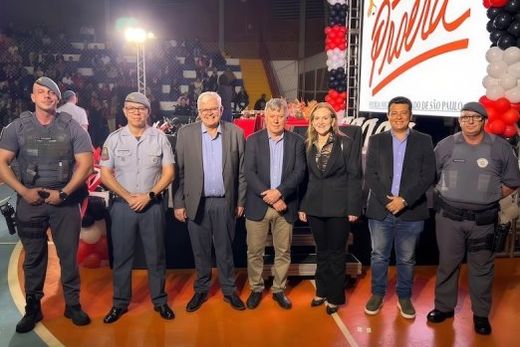 Prestigiando a formatura. O cabo Sandrini, tenente Dantas, Ademir de Souza, Cido Ferrari, Adreana Santana, Diego Mingorance e cabo Espedo
