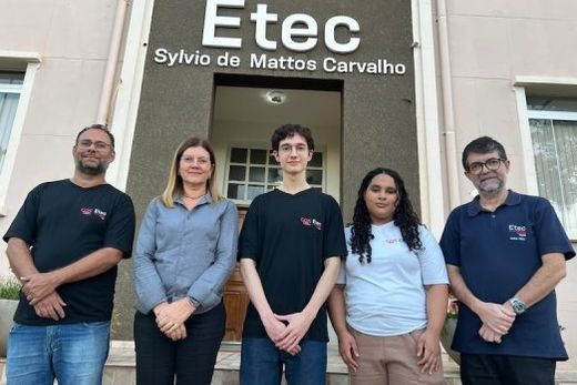 Comemorando a conquista. Samael Pereira, Ana Claudia Pereira, os intercambistas Renan Silva e Beatryz Silva, e Carlos Diniz