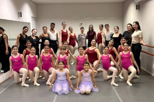 Alunos da Renata Canova Escola de Ballet com Vera Stephenson. Avaliações reconhecidas internacionalmente foram aplicadas por examinadora dos Estados Unidos