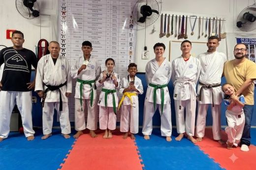 No Dojô da Tavora. Igor Henrique, Joares Tavora, Antoni Cesar, Luiza Mendes, Pedro Lima, Lucas Ramos, Arany Silva, Marcelo Carvalho, Erick Monteiro e a pequena Eliza Mendes