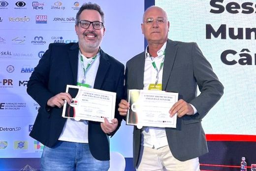 Elias Pereira Junior e China Calabres. Certificação reconhece as instituições que desenvolvem ações voltadas ao fortalecimento das políticas públicas para a juventude