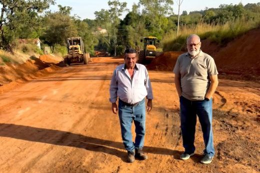 Tu Pinotti e Paulo Bernardi. Líder comunitário acompanhou o vereador na visita às obras de pavimentação da Via Predilecta