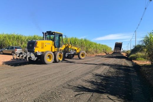 Obras em andamento. Parceria resultou na conquista de material asfáltico doado para a manutenção da via que liga à Estrada da Tuia