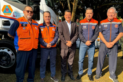 Recebendo o caminhão-pipa, em São Paulo. Benedito Luiz Lemes, Luciano Leite, Diego Mingorance, Rinaldo Araújo Monteiro e Amarildo Calegari