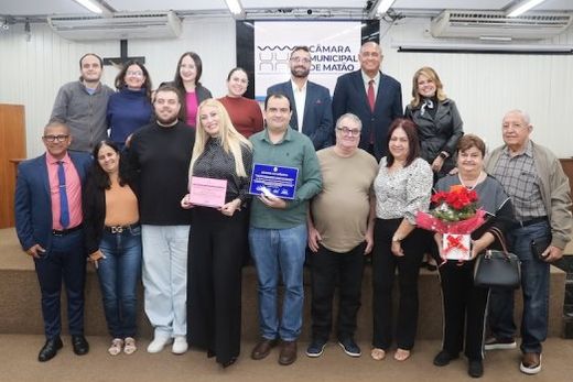 Na Câmara. Com as honrarias em mãos, Gisele David e Guilherme Amorim receberam os cumprimentos de vereadores, profissionais da saúde, familiares e amigos no dia 26