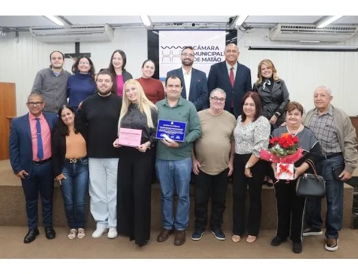 Na Câmara. Com as honrarias em mãos, Gisele David e Guilherme Amorim receberam os cumprimentos de vereadores, profissionais da saúde, familiares e amigos no dia 26