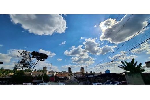 Nesta segunda-feira (6), o tempo permanece estável, com sol entre poucas nuvens e sem previsão de chuva