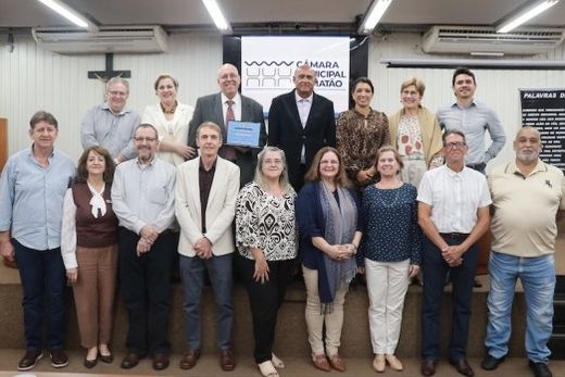 Na Câmara. Representantes de diversas instituições espíritas da cidade e região prestigiaram a homenagem a Nazil Canarim Junior (com o diploma em mãos)