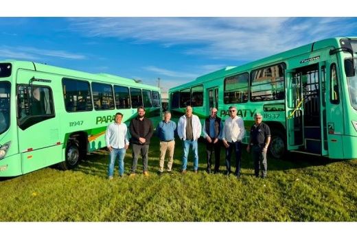 Na entrega dos ônibus. Diego Mingorance, Willian Bassi, Cido Ferrari, China Calabres, Mauro Herszkowicz, Aparecido de Souza (Cidinho) e Sebastião Moreira (Tiãozinho)
