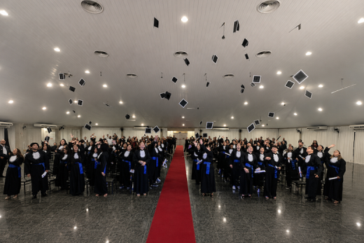 Formatura. Os alunos dos Cursos Técnicos de Administração, Eletrotécnica, Informática e Mecânica e os integrantes da Mesa Diretora